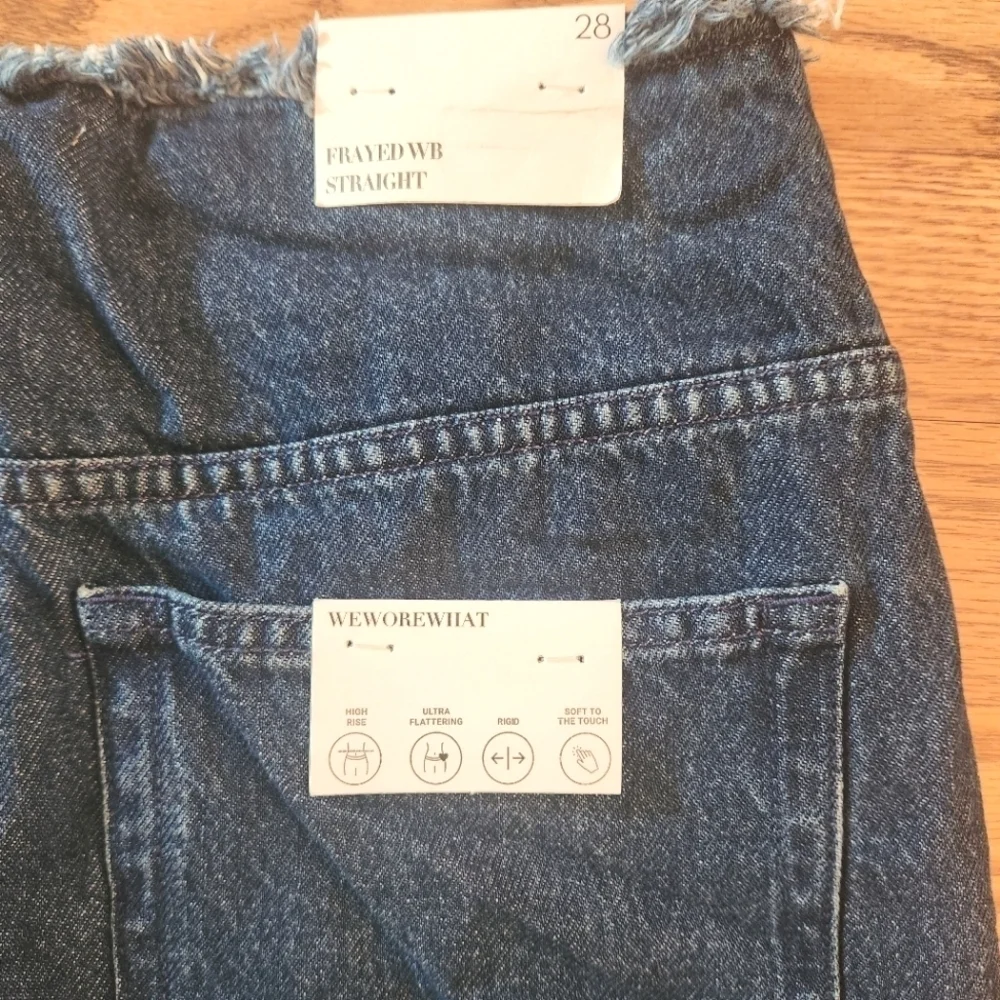 NWT WeWoreWhat Frayed WB Straight Jean in True Blue, Size 28